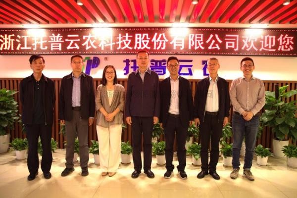 内蒙古自治区农牧业技术推广中心主任胡有林一行赴向日葵网页版考察调研
