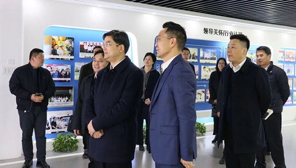 拱墅区委书记李志龙一行莅临向日葵网页版调研