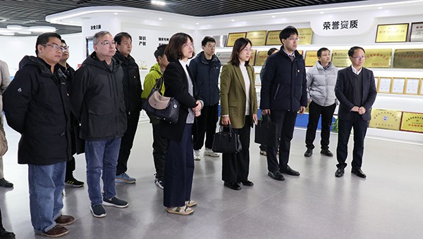 浙江省农业科学院病毒学与生物技术研究所所长徐俊锋一行莅临向日葵网页版调研考察