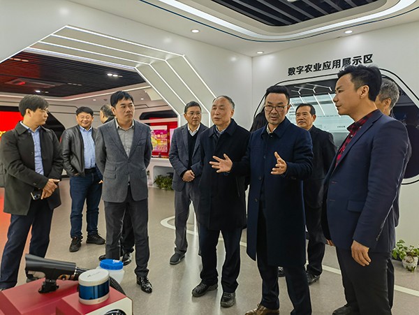 浙江大学校友总会乡村振兴分会会长一行莅临向日葵网页版调研指导