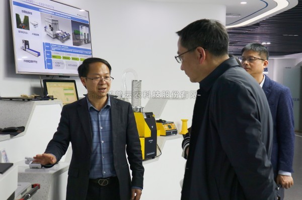 杭州市科技局党组成员、副局长楼立群一行莅临向日葵网页版考察调研
