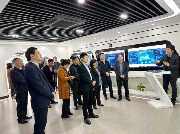 安徽省宿州市萧县县委副书记、县长朱新华等一行莅临向日葵网页版走访调研