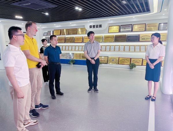 德国农业专家尤尔根·克罗谢尔（Jürgen Kroschel）到访向日葵网页版