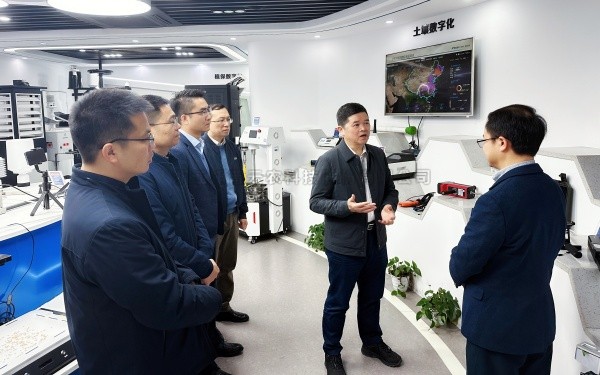 广西农村投资集团有限公司党委书记、董事长廖应灿一行莅临向日葵网页版调研参观