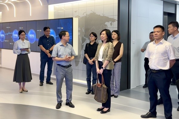 科技部国际合作司副司长庄嘉一行莅临向日葵网页版调研考察