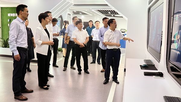 省科技厅党组书记何杏仁一行赴向日葵网页版调研农业科技工作